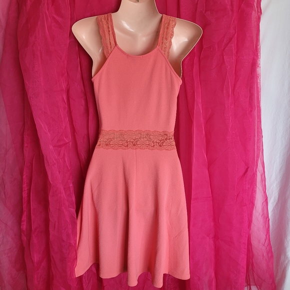 Soprano Coral Lace Dress - Picture 4 of 7